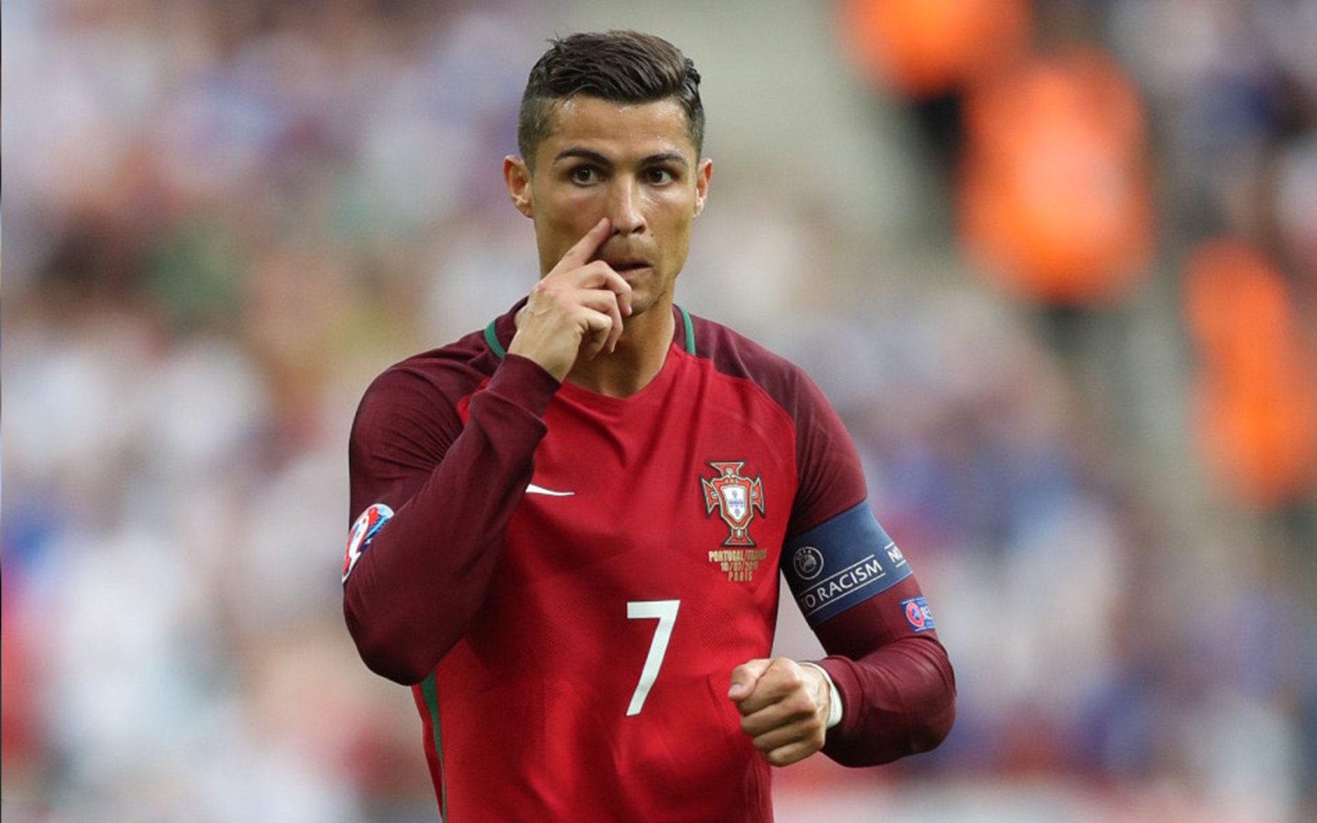 球场外的话题：球员生活点滴分享，球员对球场上所发生的事实问题